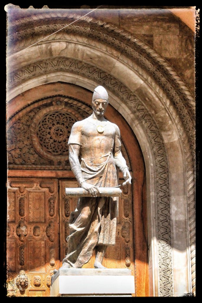 تمثال آخر بمدخل المتحف لشوتا روستافيلي