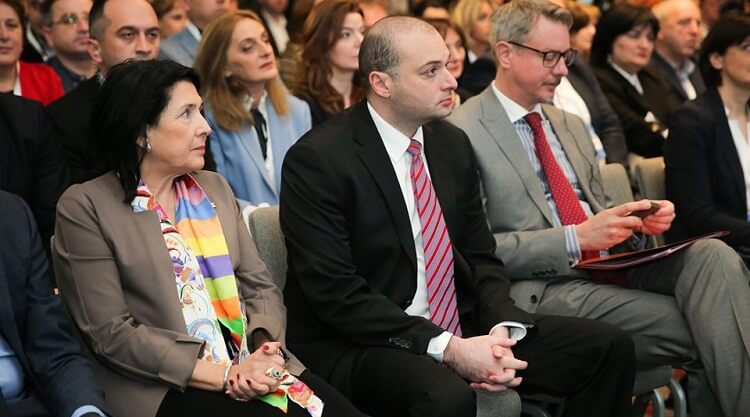 ماموكا باختاذي وسالومي في مؤتمر إفتتاح جورجيا-أوروبا "مصدر الصورة: المركز الإعلامي لرئاسة الوزراء"