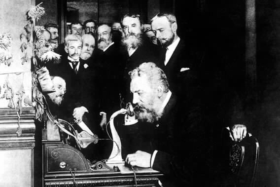 أول هاتف صنعه جراهام بل وأول مكالمة تليفونية عام 1876