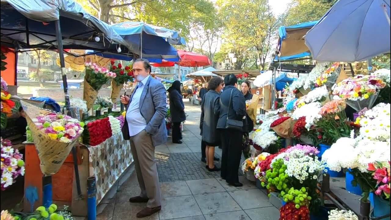 سوق الزهور القديم في ساحة أوربيلياني قبل التطوير 