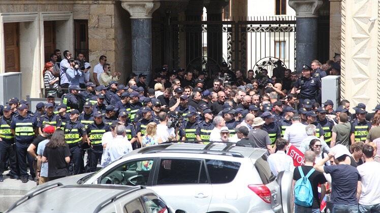 القوات الخاصة تضرب كوردون حول مداخل البرلمان الجورجي