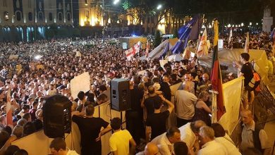 المظاهرات الحاشدة مساء أمس أمام البرلمان الجورجي في تبليسي