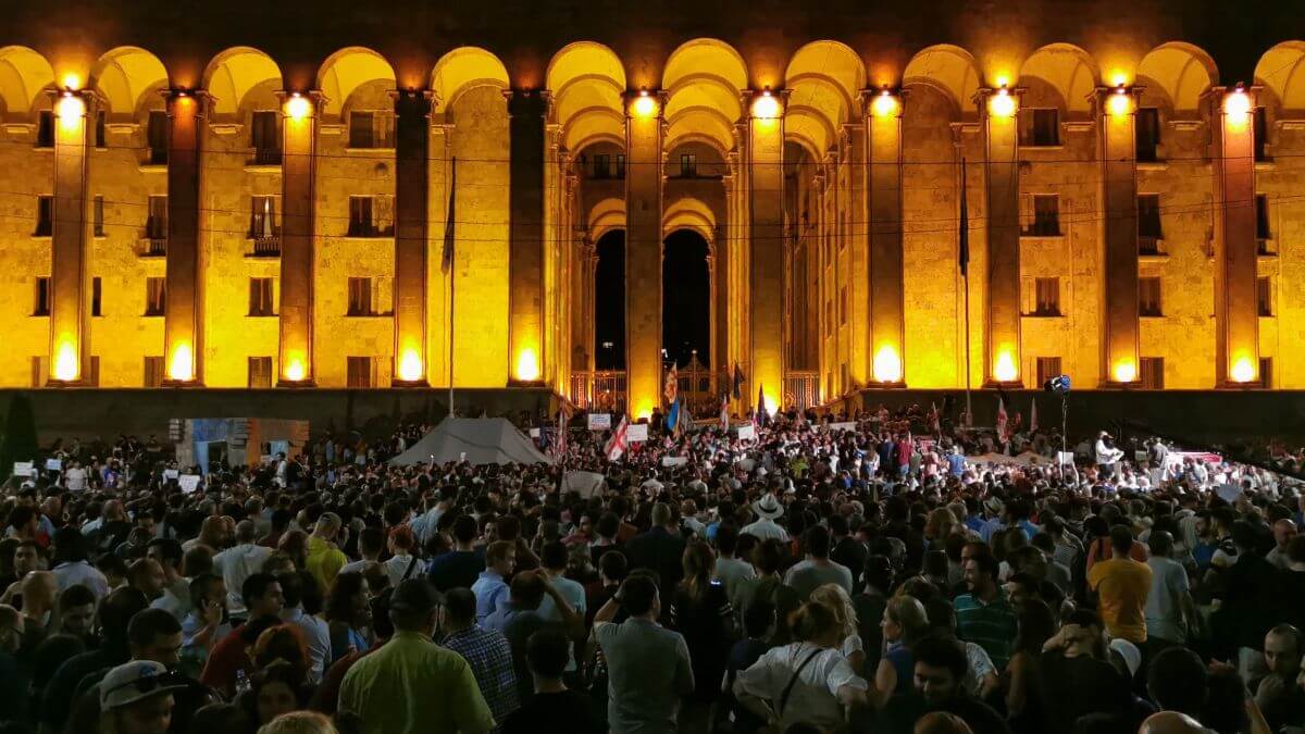 التظاهرات الحاشدة امام مبني البرلمان الجورجي مساء امس