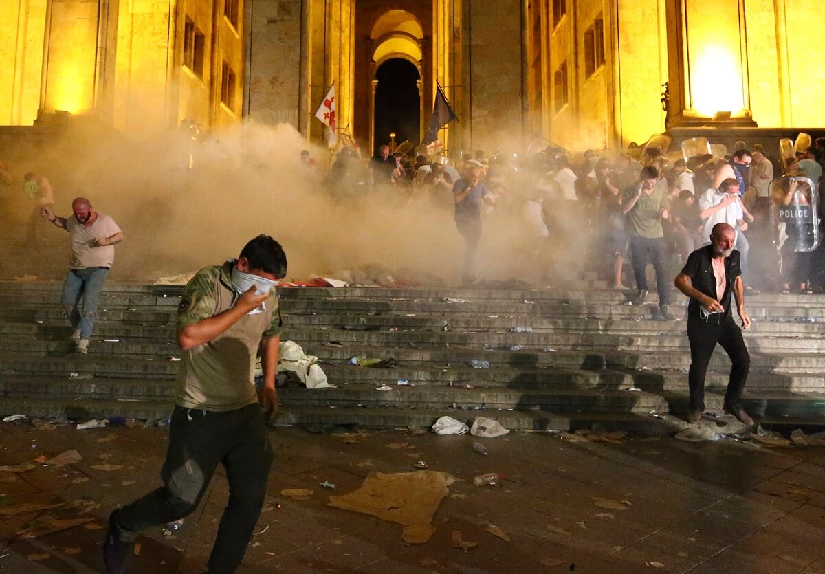 الاشتباكات امام مبنى البرلمان الجورجي