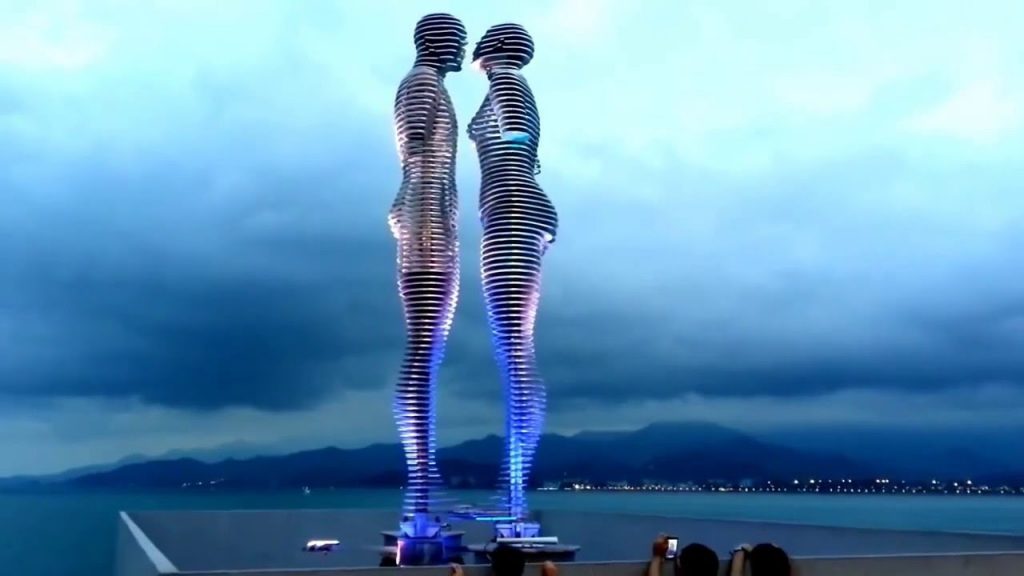 تمثال علي ونينو المتحرك في باتومي