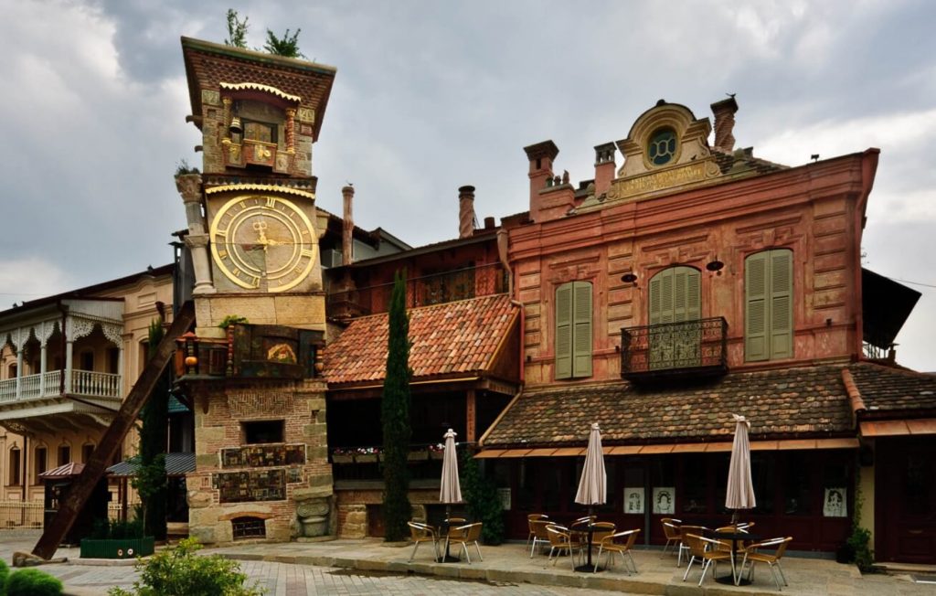 مسرح ساعة جابريادزه في تبليسي | اهم المناطق السياحية في جورجيا للسياحة العائلية