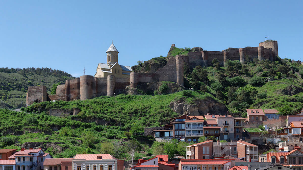 قلعة ناريكالا الأثرية في تبليسي متعة بنات جورجيا السياحة في جورجيا المسافرون العرب