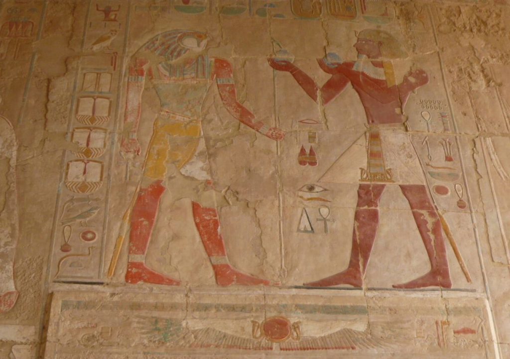 الملكة حتشبسوت تقدم القرابين للإله حورس في معبد الدير البحري الأقصر مصر