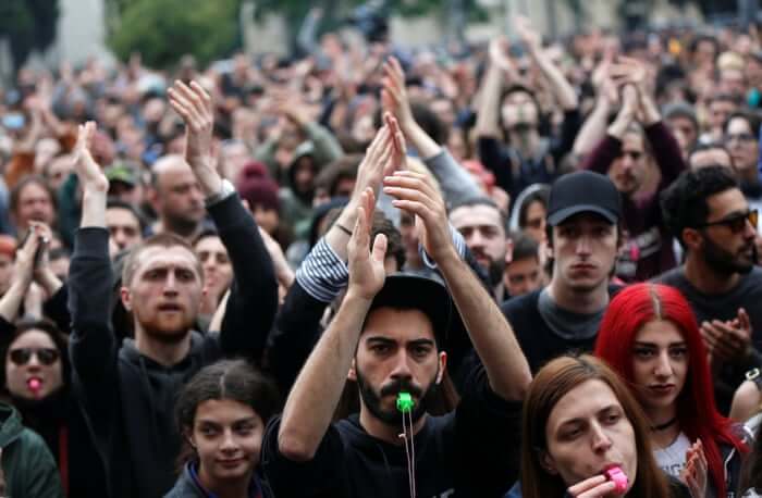 مظاهرات سلمية مبتكرة حفل موسيقي أمام البرلمان الجورجي تبليسي جورجيا