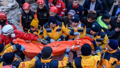 تواصل فرق الإنقاذ التركية البحث عن ناجين تحت أنقاض زلزال تركيا - مصدر الصورة : العربية نت