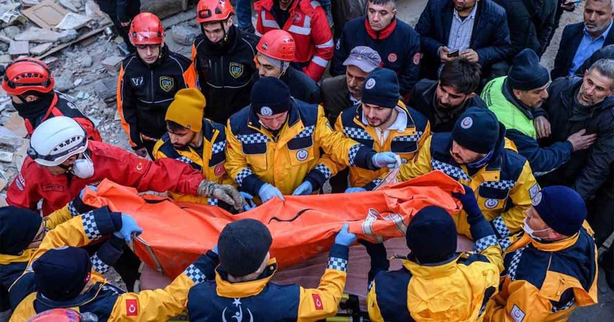 تواصل فرق الإنقاذ التركية البحث عن ناجين تحت أنقاض زلزال تركيا - مصدر الصورة : العربية نت