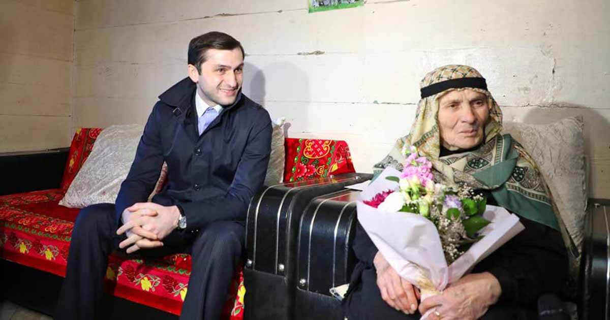 رئيس حكومة أدجارا تورنيك ريفهادزه يلتقي معمر جورجية عمرها 100 عام