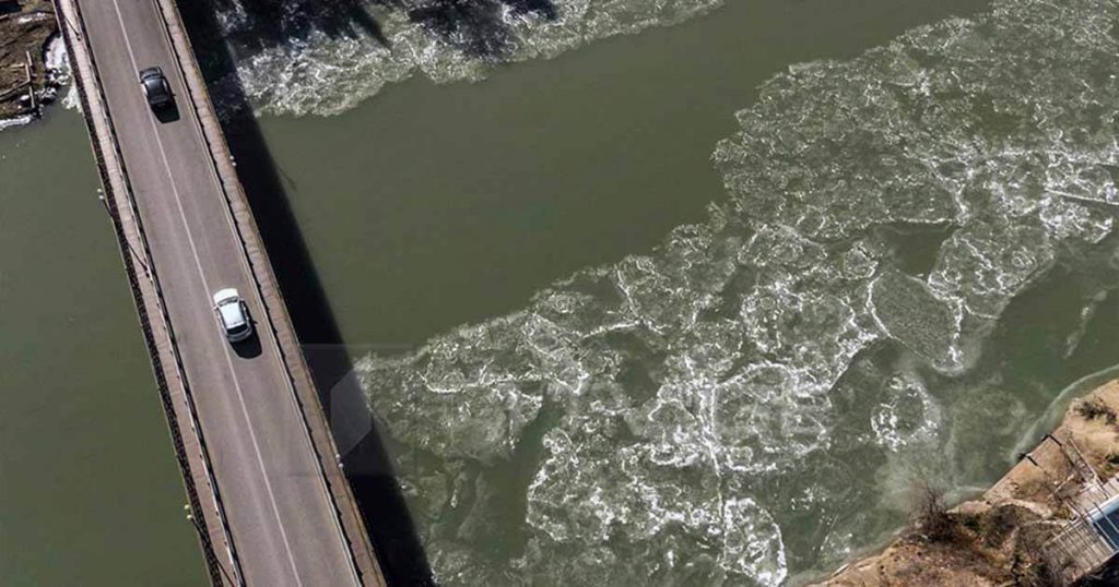 بسبب طقس جورجيا هذا الأسبوع تجمد سطح مياه نهر متكفاري في متسخيتا