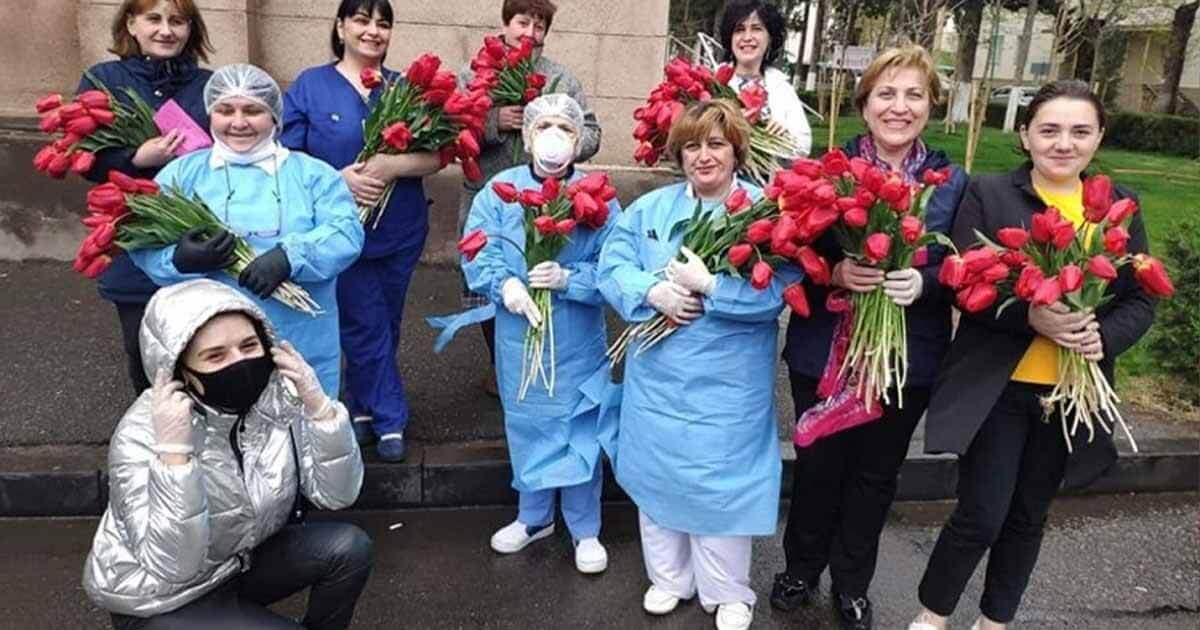 ورد التوليب الأحمر هدية الأطقم الطبية في جورجيا في يوم الصحة العالمي
