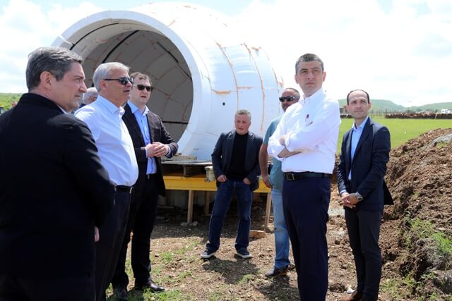 رئيس وزراء جورجيا يتفقد مشروع فندق كوفيري في تيلافي