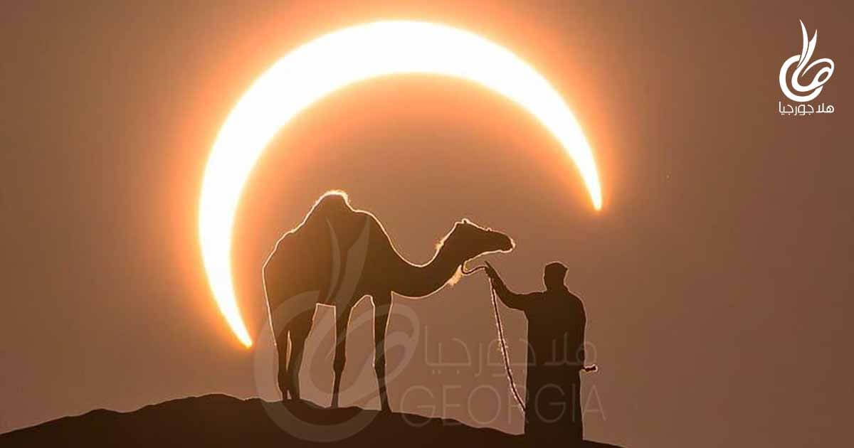 صورة نادرة لظاهرة كسوف الشمس الجزئي الحلقي تظهر جمل وراعي في الصحراء - أرشيفية