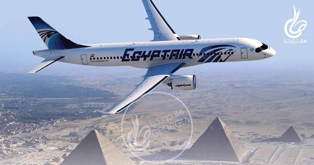 مصر للطيران في رحلة مسيرة تعبر فوق الأهرامات