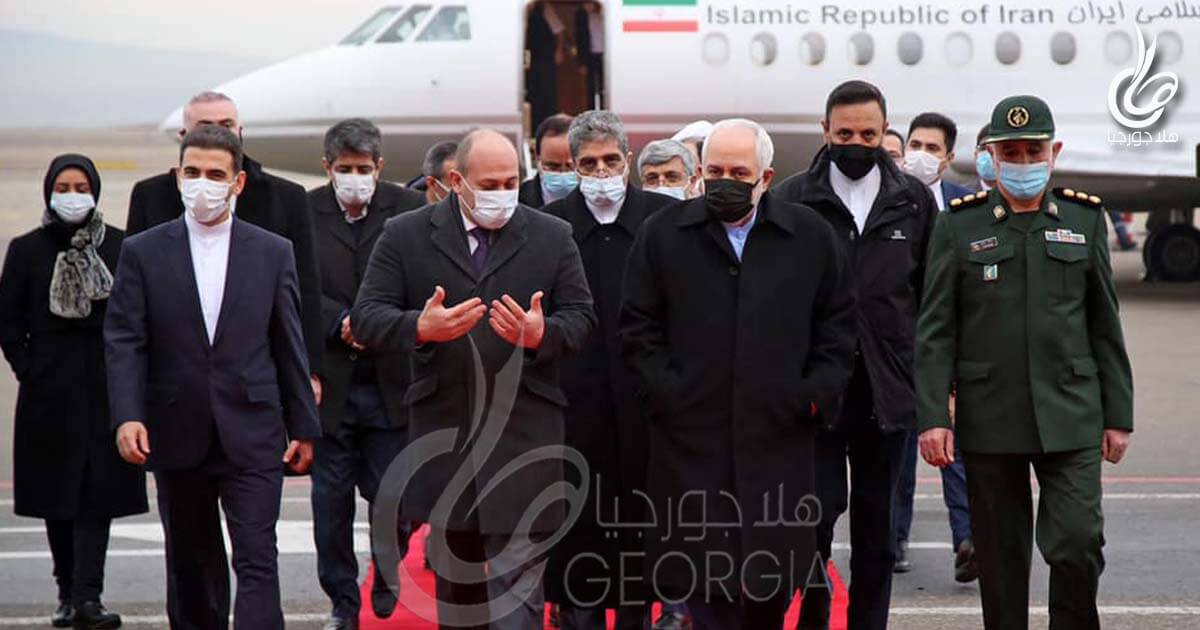 وزير خارجية إيران محمد جواد ظريف لدى وصوله مطار تبليسي وفي استقباله نائب وزير خارجية جورجيا ألكسندر خفتسياشفيلي