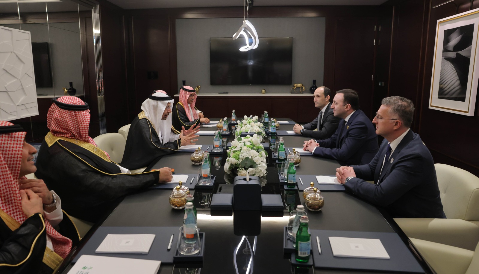 رئيس الوزراء الجورجي يبحث العلاقات الاقتصادية مع وزراء الاستثمار والاقتصاد السعوديين 1