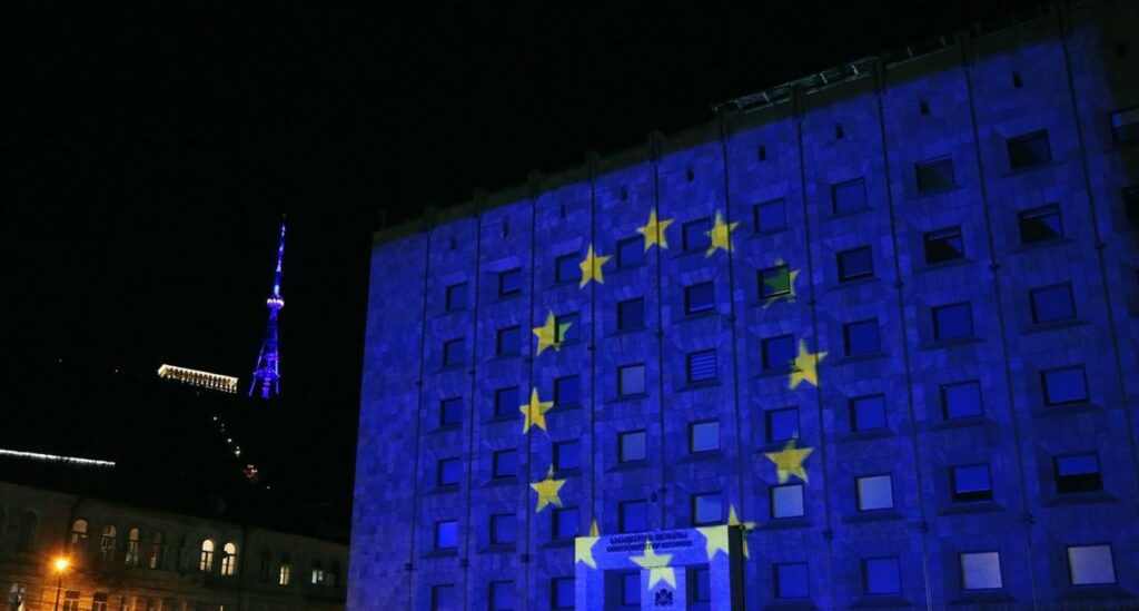 Social Media/ إضاءة ألوان علم الاتحاد الأوروبي في جورجيا