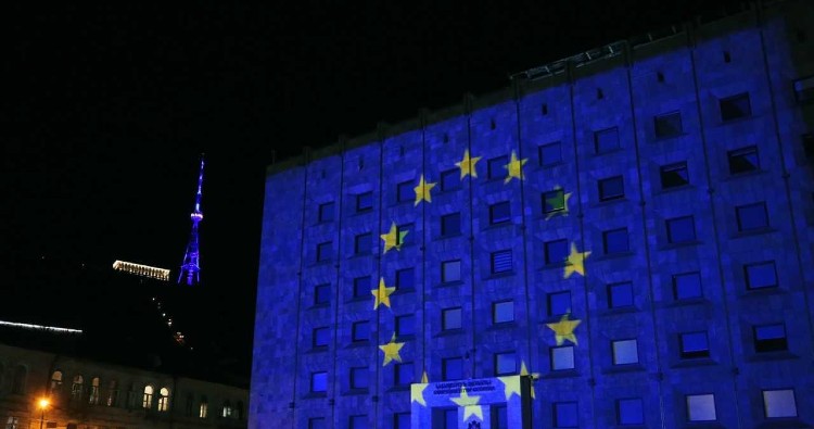  إضاءة ألوان علم الاتحاد الأوروبي في جورجيا