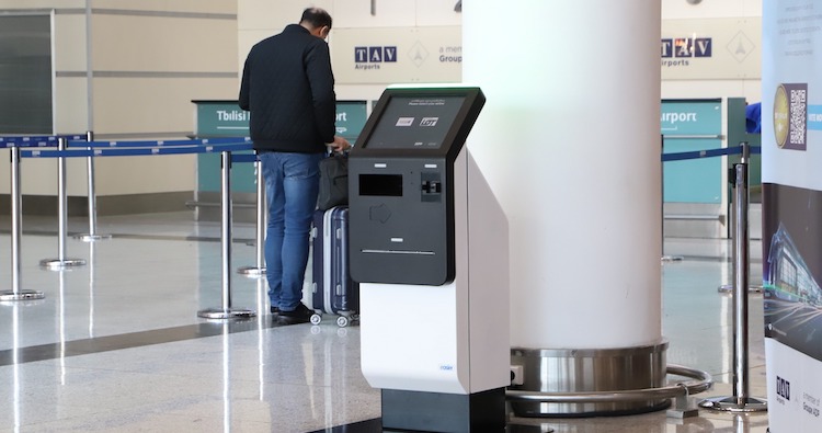 تركيب أجهزة تسجيل الوصول الذاتي في مطار تبليسي الدولي في جورجيا