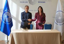 وزير الاقتصاد ومؤسس إيجل هيلز الإماراتية يوقعان اتفاقية مشروع مشترك